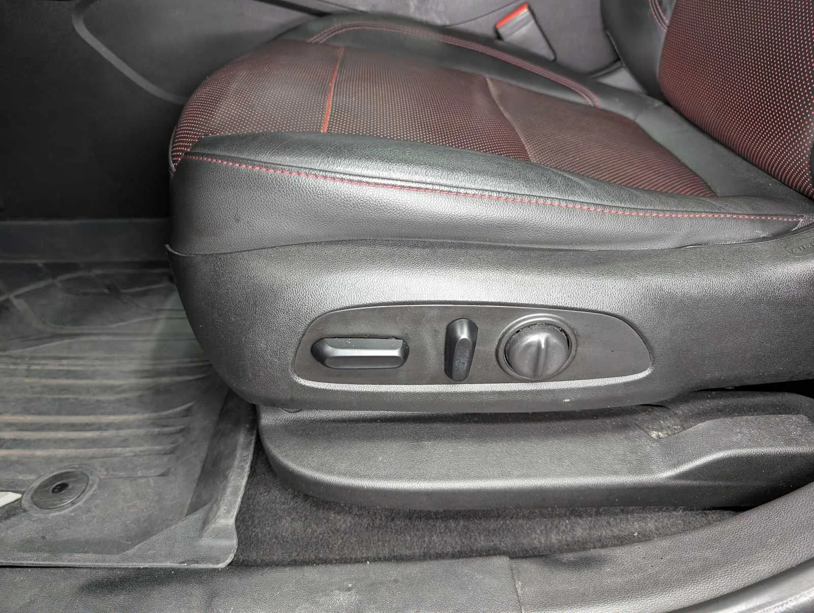 Used 2019 Cajun Red Tintcoat Chevrolet RS image 38
