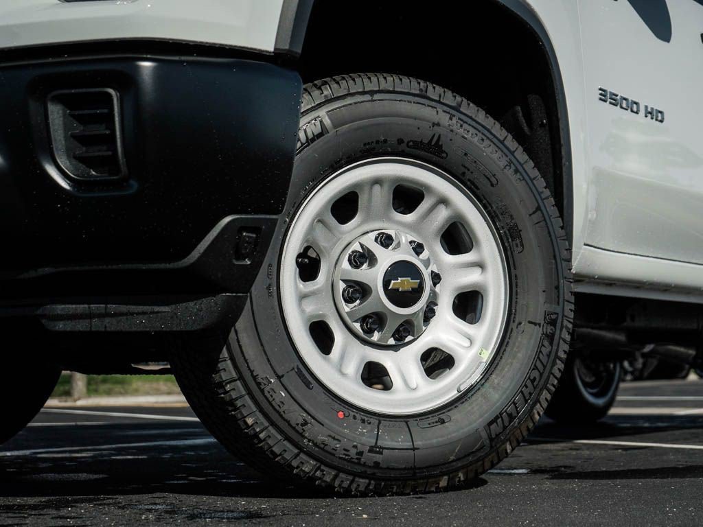 New 2026 Summit White Chevrolet WT image 5