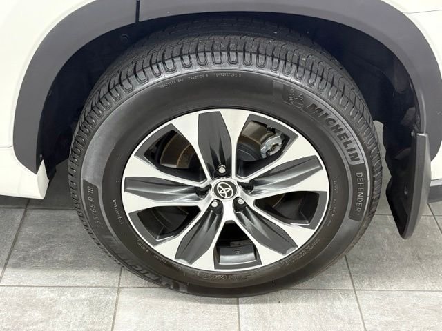 Used 2020 White Toyota XLE image 7