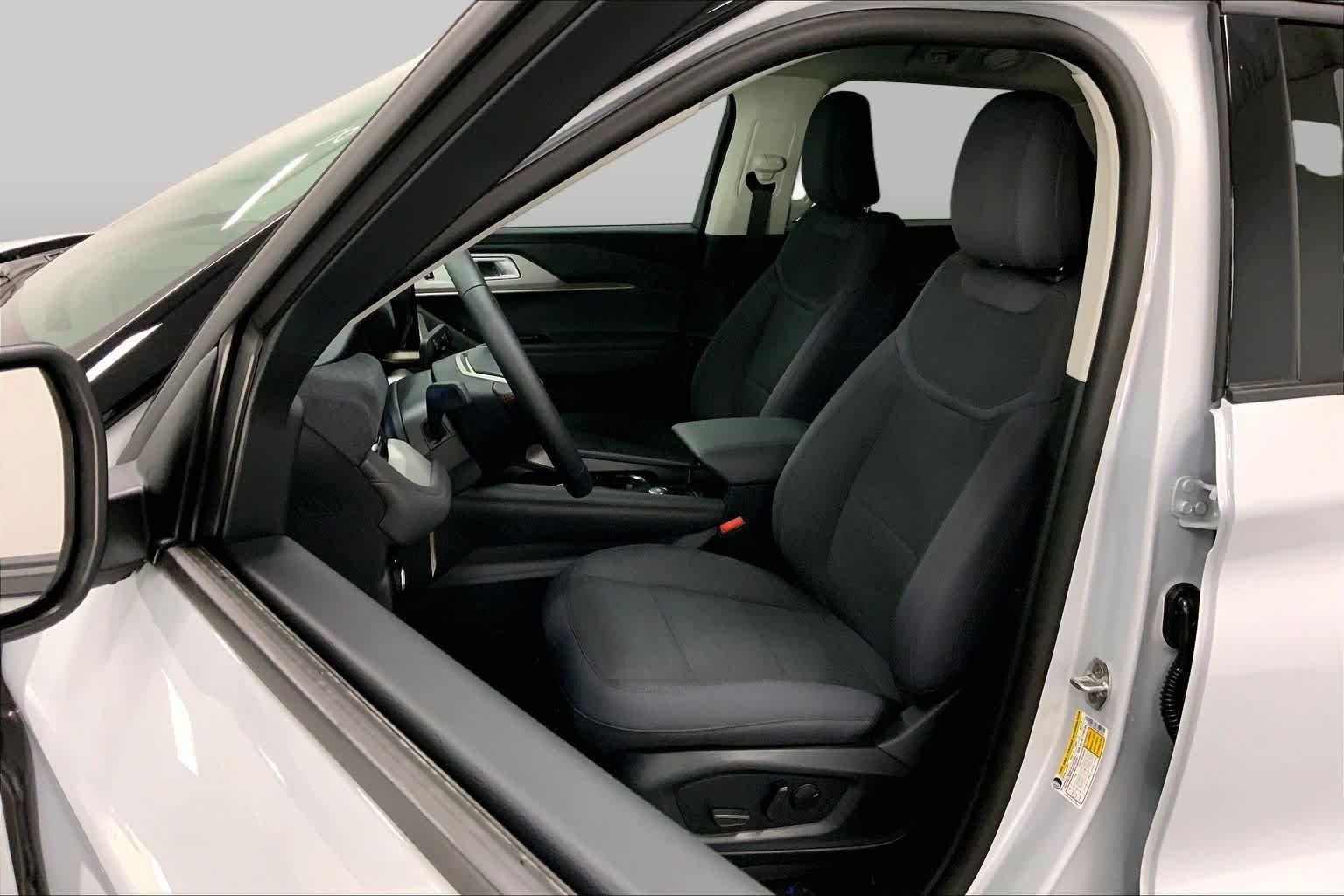 New 2026 Space White Metallic Ford Active image 8
