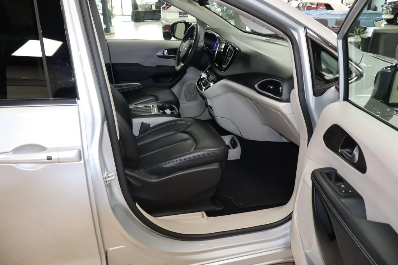 Used 2024 Silver Mist Clear Coat Chrysler Touring L image 27