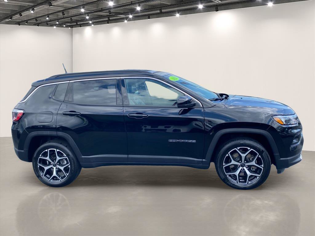 Used 2025 Diamond Black Crystal Pearlcoat Jeep Limited image 8