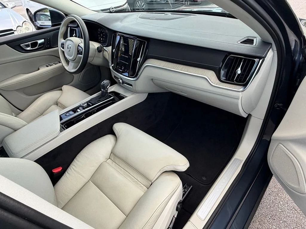 Used 2021 Blue Volvo T5 Inscription image 15