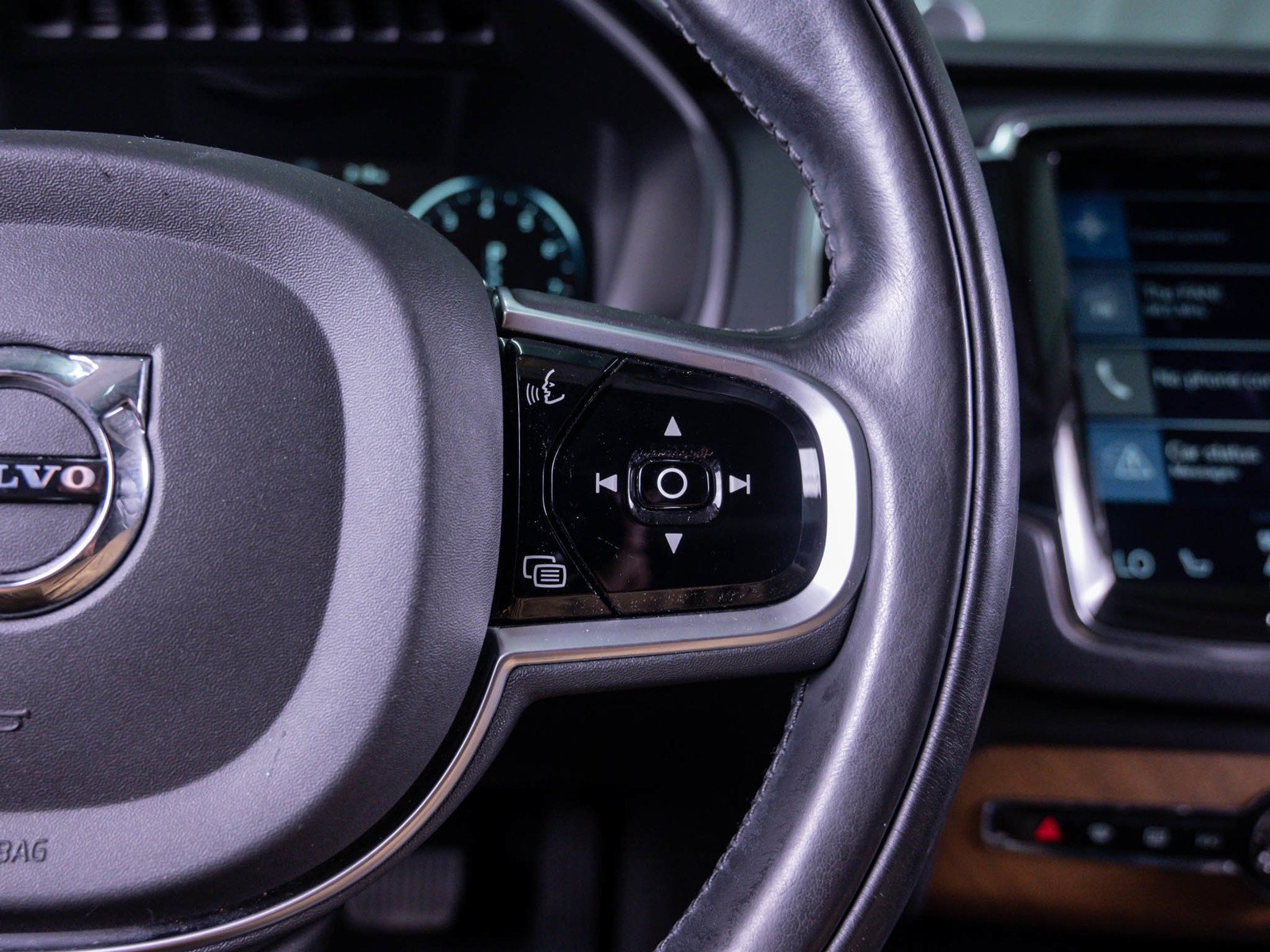 Used 2018 Onyx Black Metallic Volvo Inscription image 24