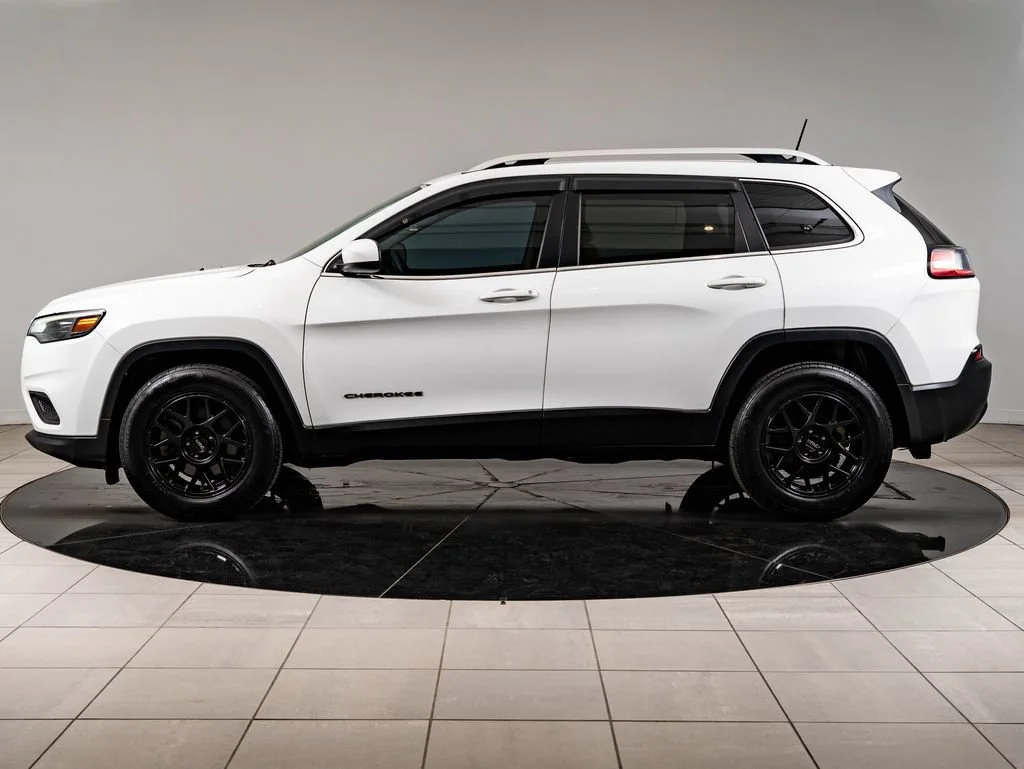 Used 2019 Bright White Clear Coat Jeep Latitude image 5