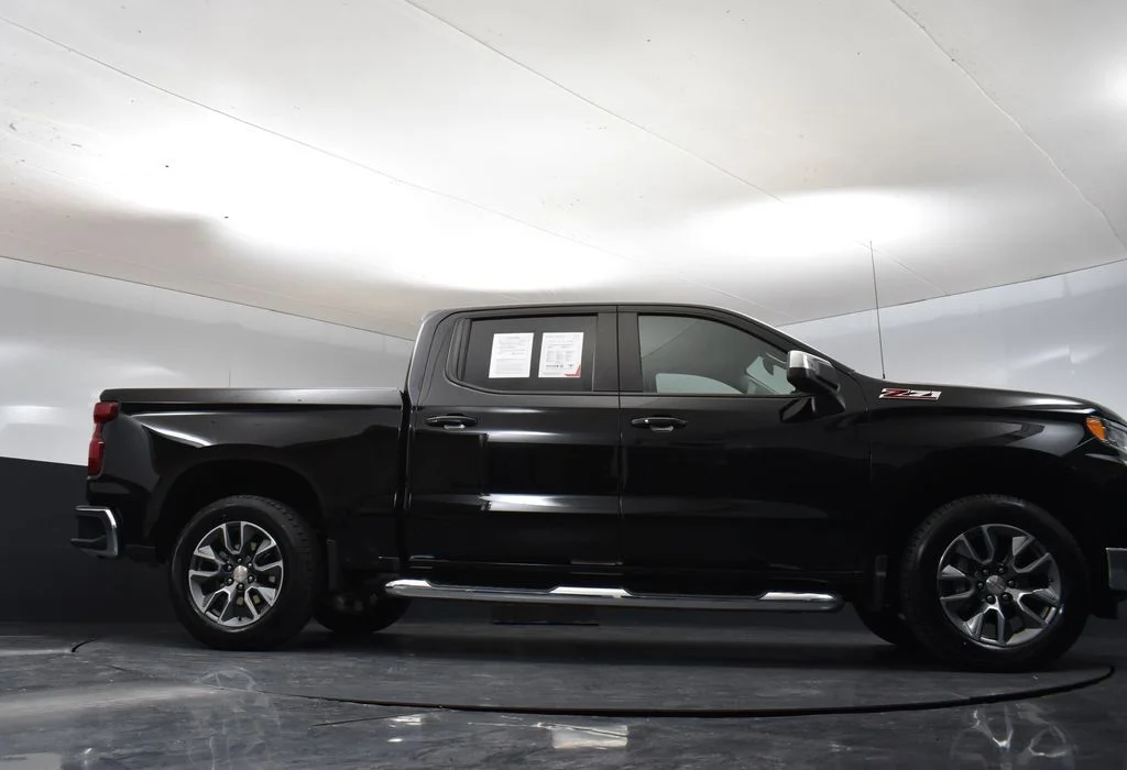 Used 2025 Black Chevrolet LT image 33