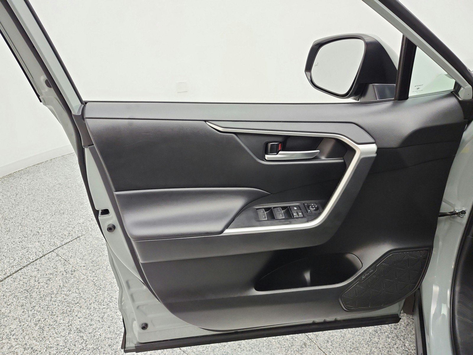 Used 2023 Lunar Rock Toyota XLE FWD (Natl) image 14