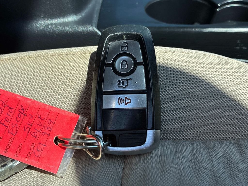 Used 2022 Blue Ford SE image 9