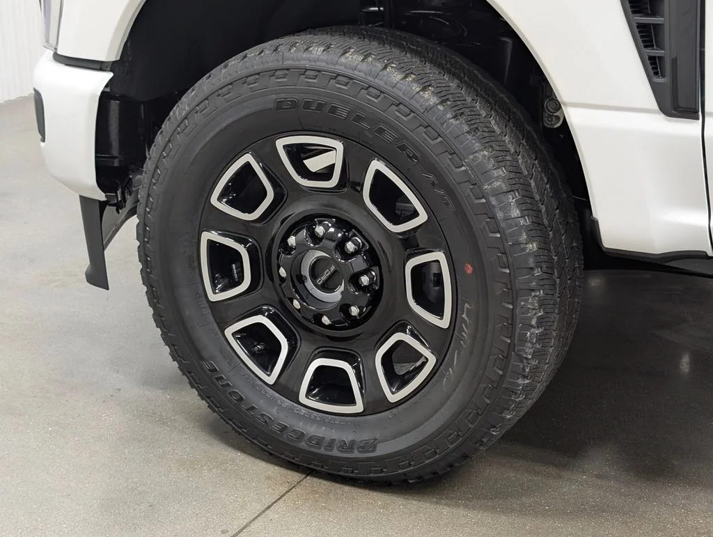New 2026 Star White Metallic Tri-Coat Ford F-250® Platinum® image 2