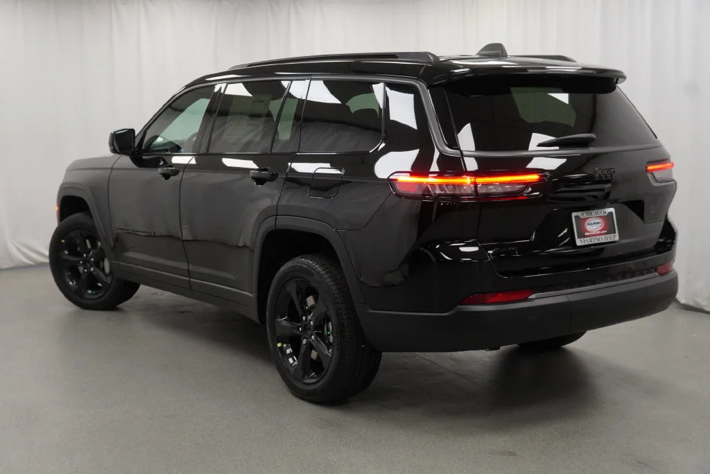 New 2027 High-Gloss Black Paint Jeep Limited image 16