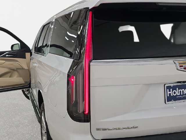 Used 2023 CRYSTAL WHITE TRICOAT Cadillac 4WD Premium Luxury image 34