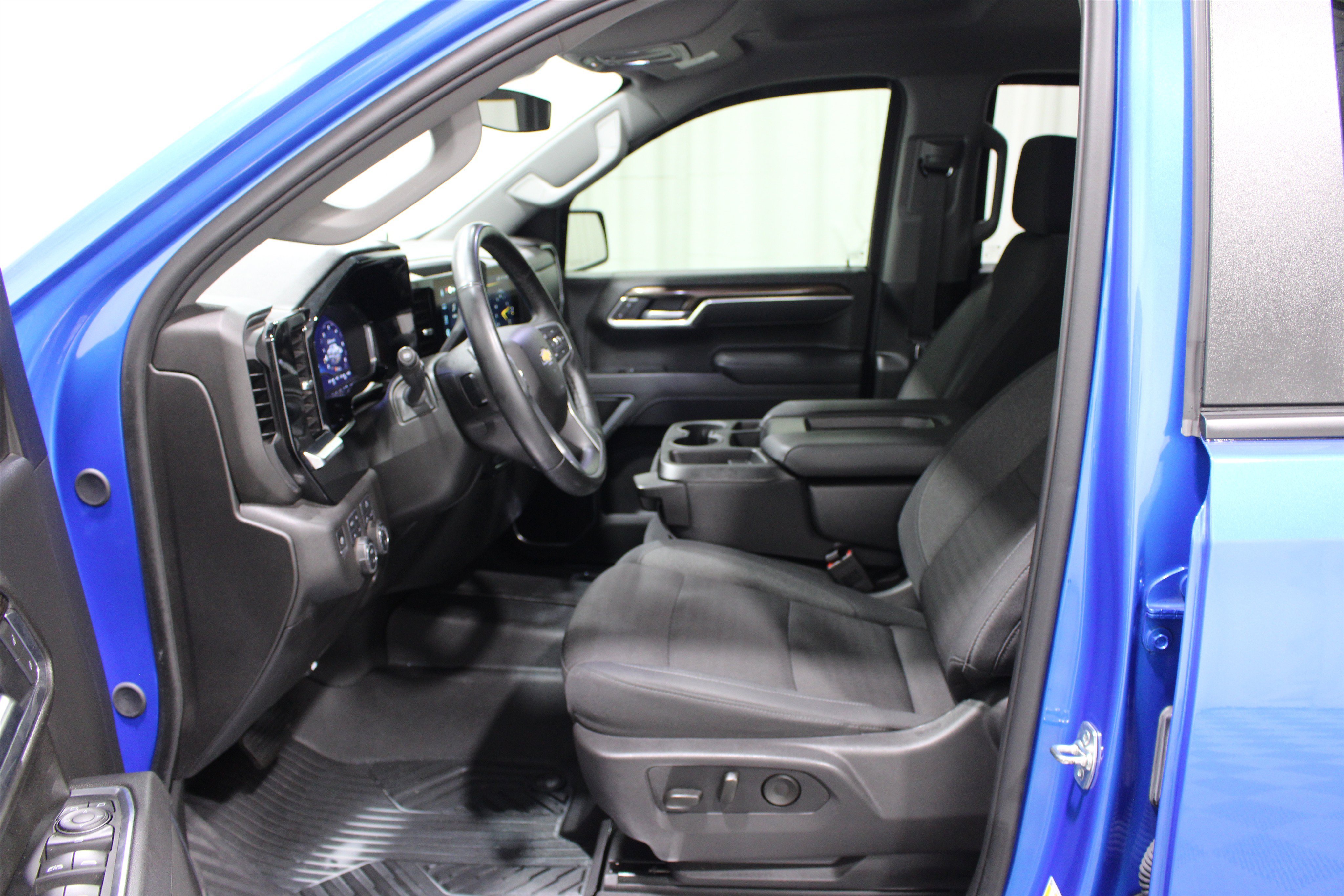 Used 2025 Riptide Blue Metallic Chevrolet LT image 3