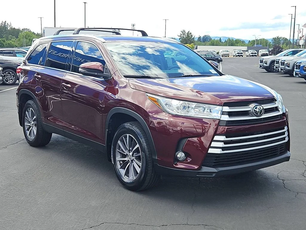 Used 2019 Salsa Red Pearl Toyota XLE image 8