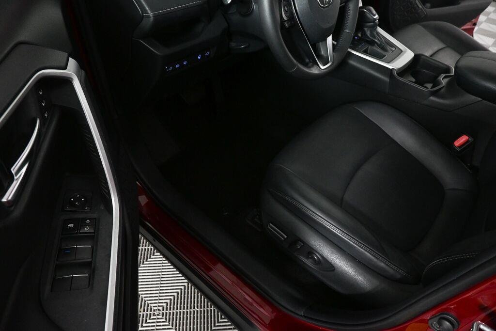 Used 2020 Ruby Flare Pearl TOYOTA XLE Premium image 6