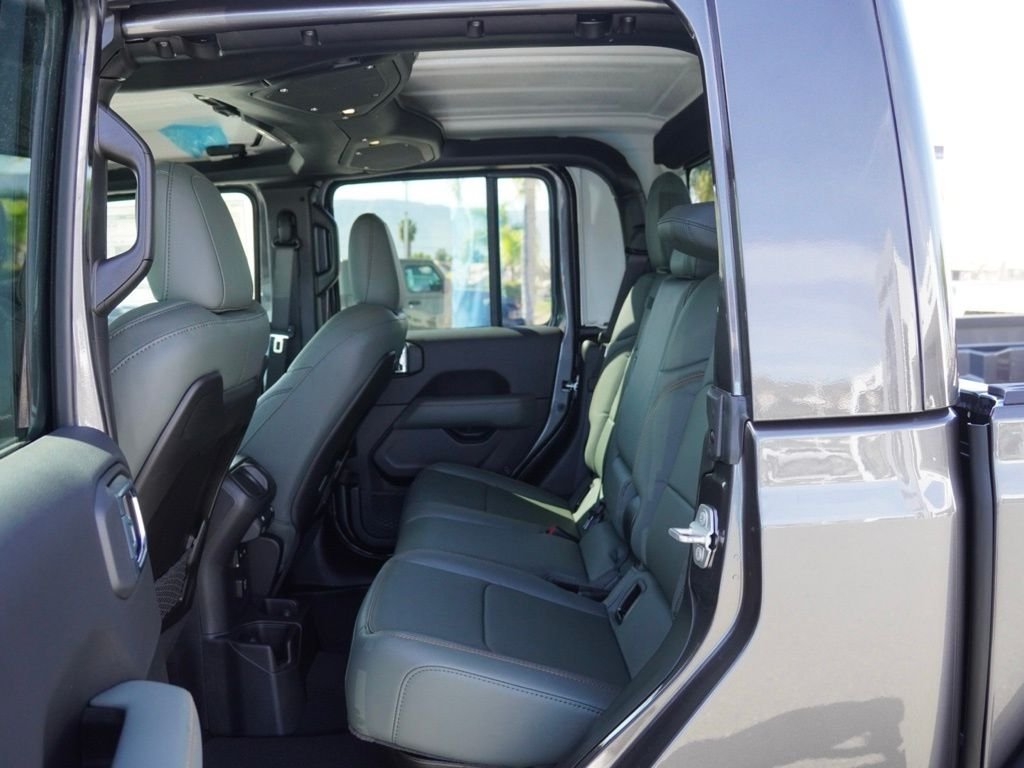 New 2026 Granite Crystal Metallic Clear-Coat Exterior Paint Jeep Mojave image 18