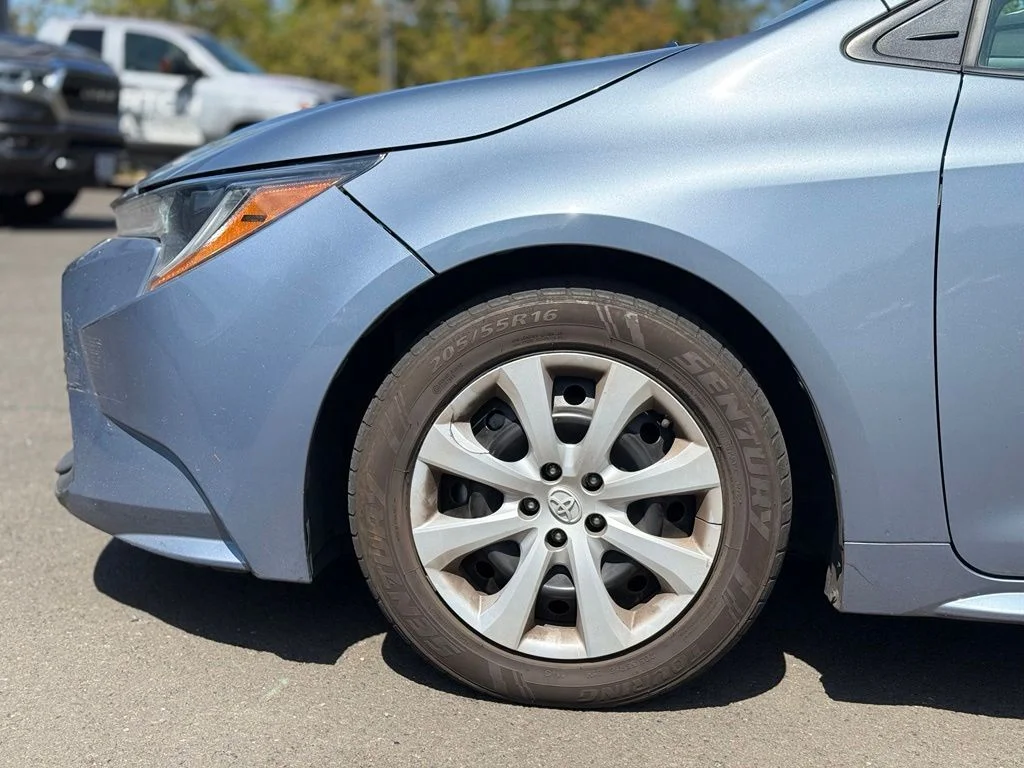 Used 2023  Toyota LE image 9