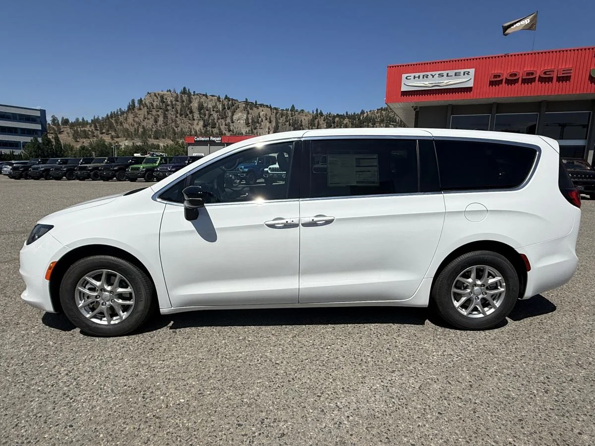 New 2027 White Chrysler SXT image 3