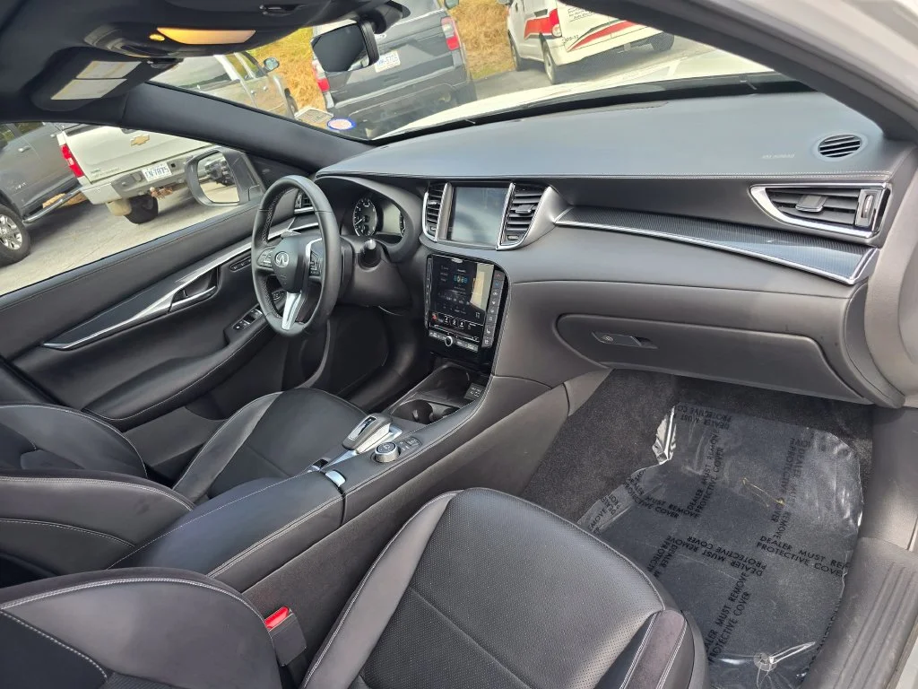 Used 2025 White INFINITI SPORT image 30
