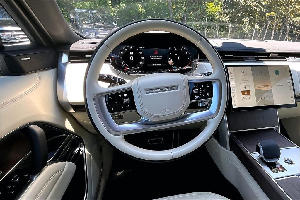 Used 2025 White Land Rover SE image 5