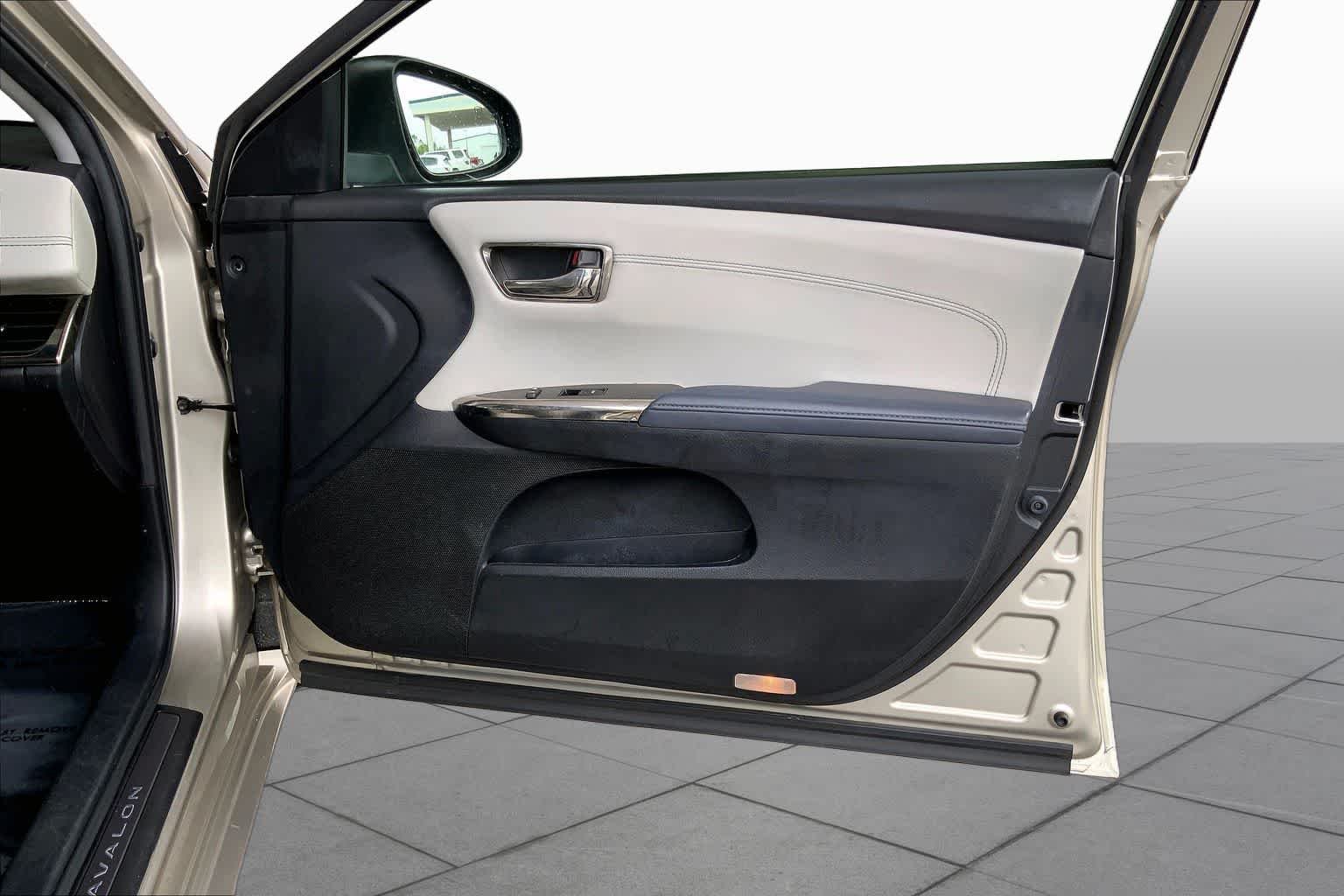 Used 2014 Creme Brulee Mica Toyota XLE image 23