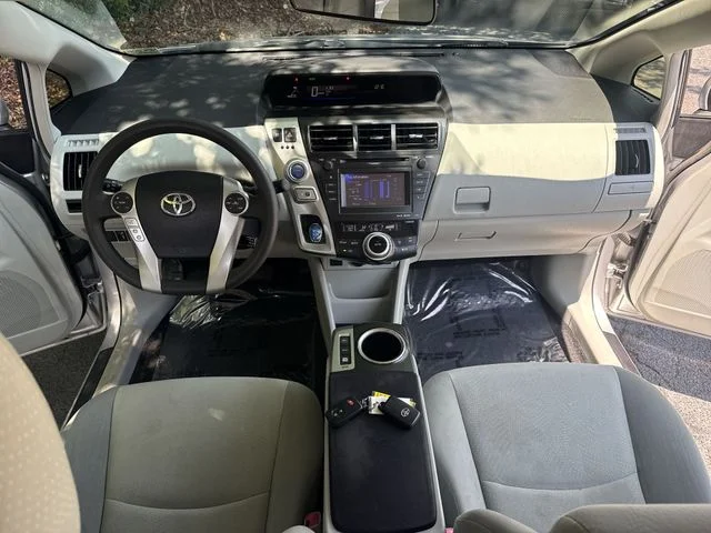 Used 2014 Silver Toyota Three image 9