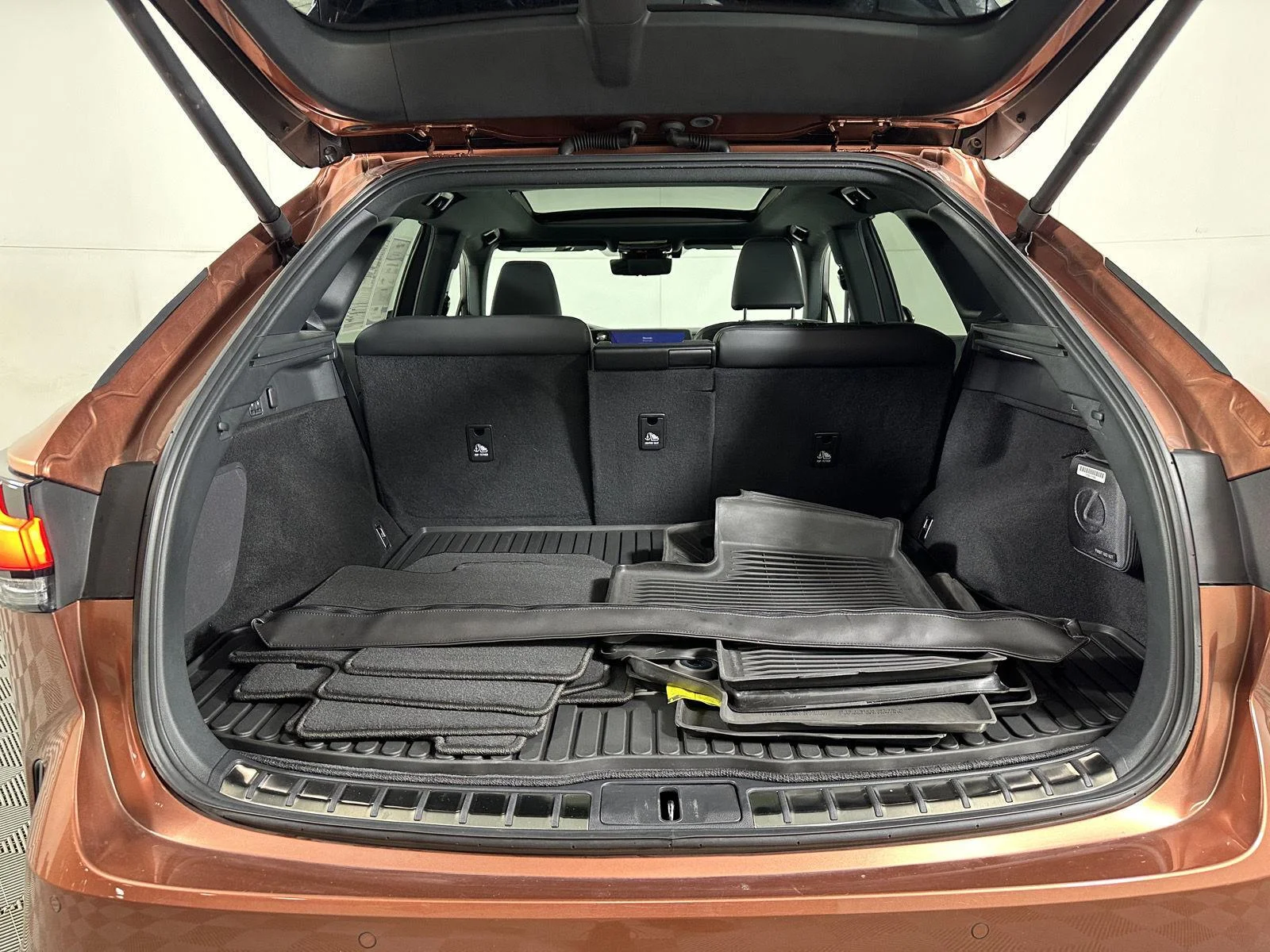 Used 2023 Copper Crest Lexus RX 350h Luxury image 6