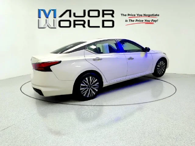 Used 2025 White Nissan 2.5 SV image 7