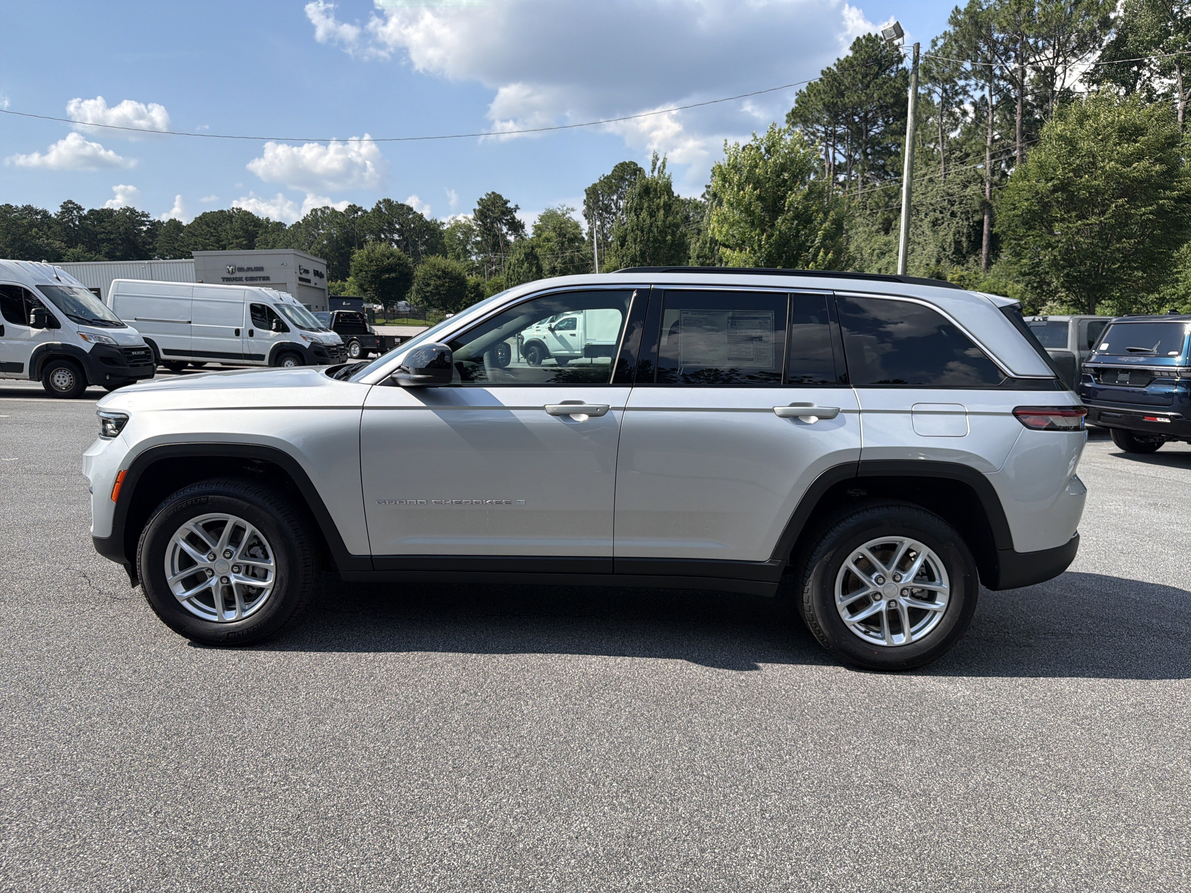 New 2026 Silver Zynith Jeep Laredo image 4