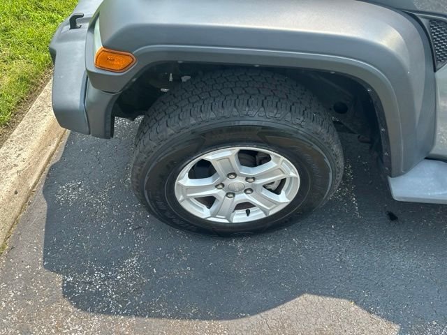 Used 2019 Gray Jeep Sport S image 10
