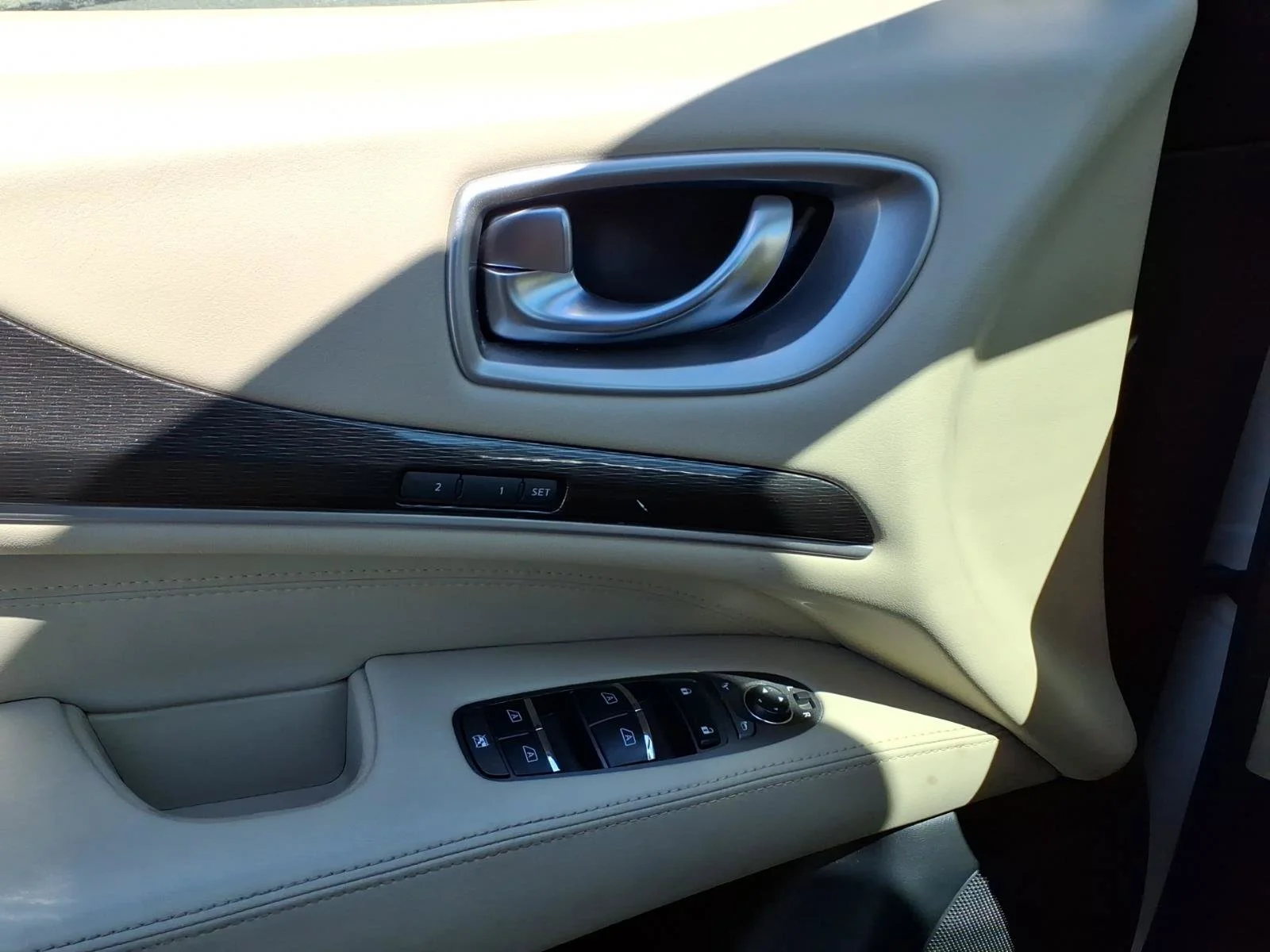 Used 2019 Majestic White INFINITI LUXE image 25