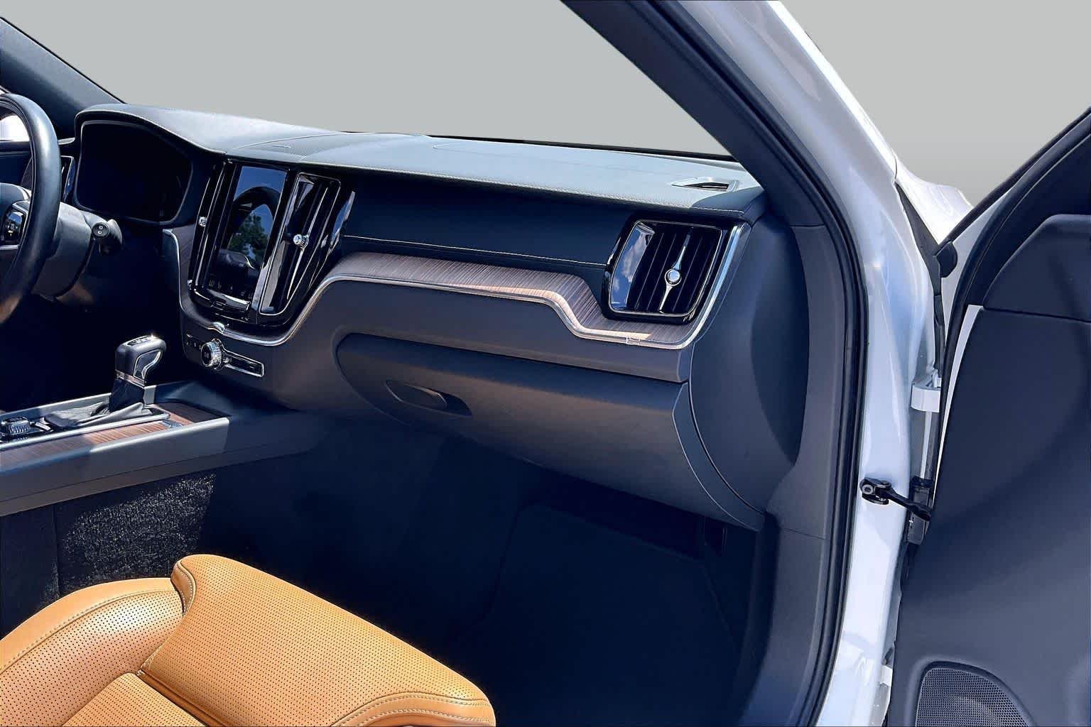 Used 2021 Crystal White Metallic Volvo Inscription image 19