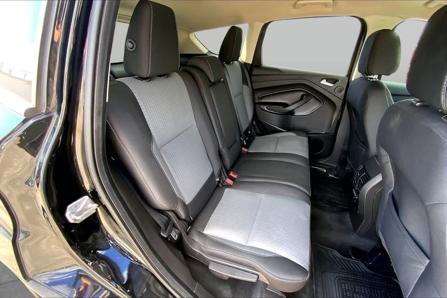 Used 2017 Shadow Black Ford SE image 18
