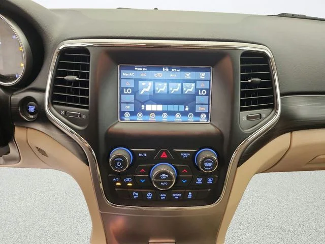 Used 2021 Granite Crystal Clearcoat Metallic Jeep Laredo E image 19
