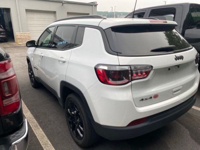 Used 2025 White Jeep Latitude image 4