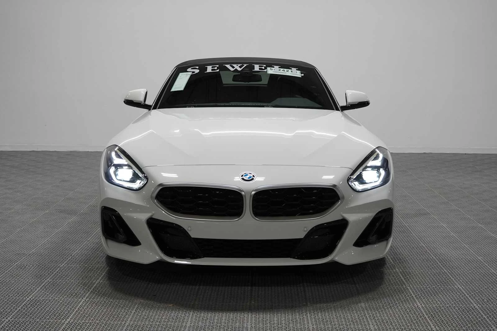 New 2026 Alpine White BMW sDrive30i image 4