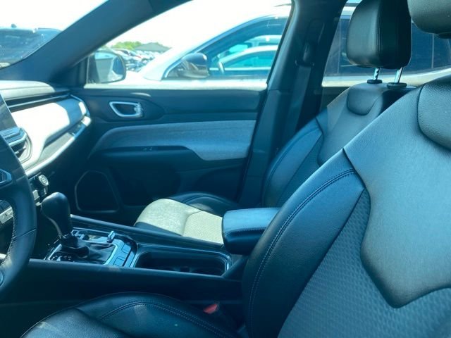Used 2024 White/off-white Jeep Latitude image 7