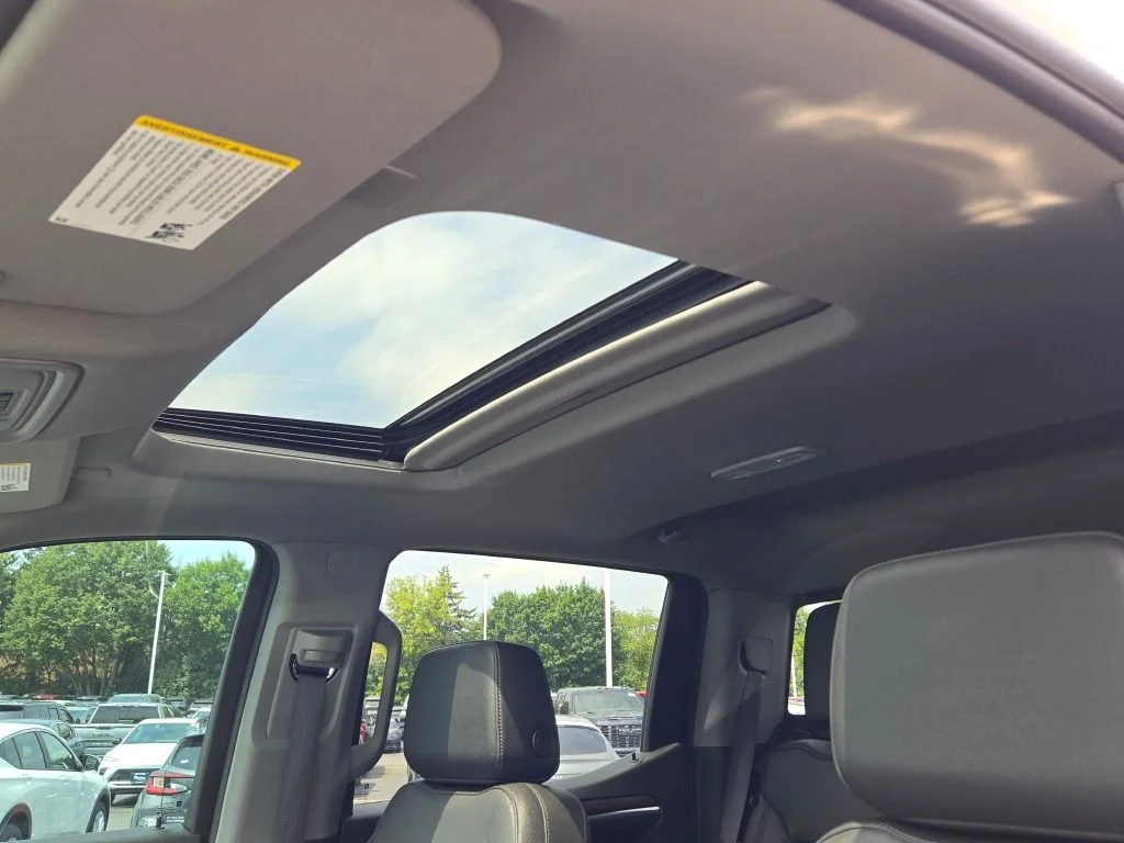 Used 2022 White GMC SLT image 29