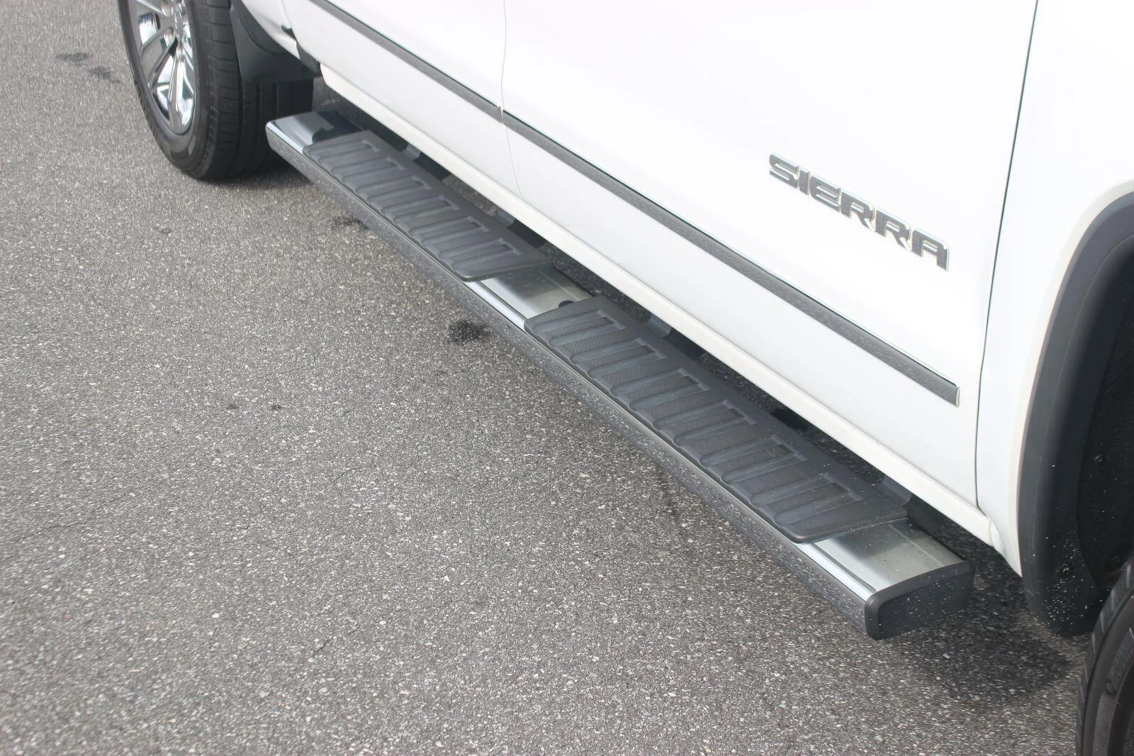 Used 2018 SUMMIT WHITE GMC SLT image 10