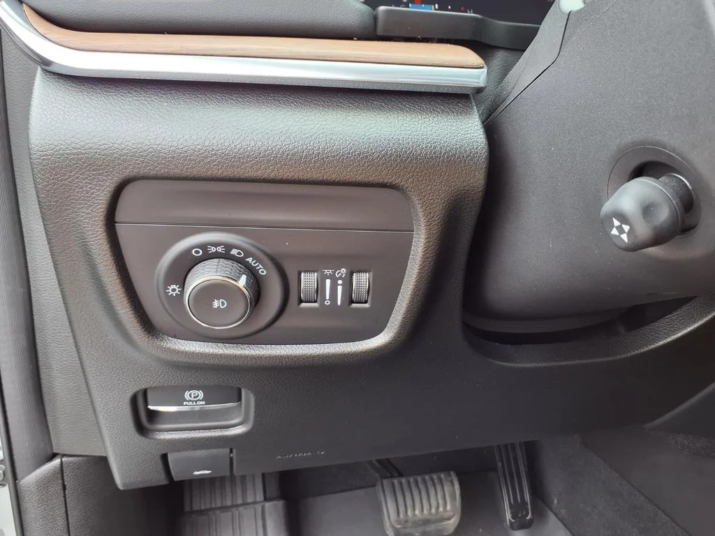 Used 2024 Silver Jeep Summit image 13