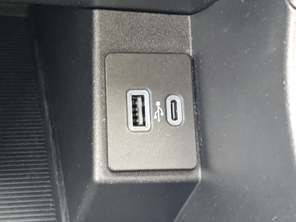 Used 2022 Oxford White Ford SE image 12