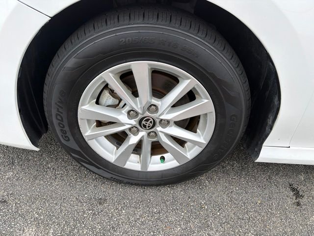 Used 2025 White Toyota LE image 5