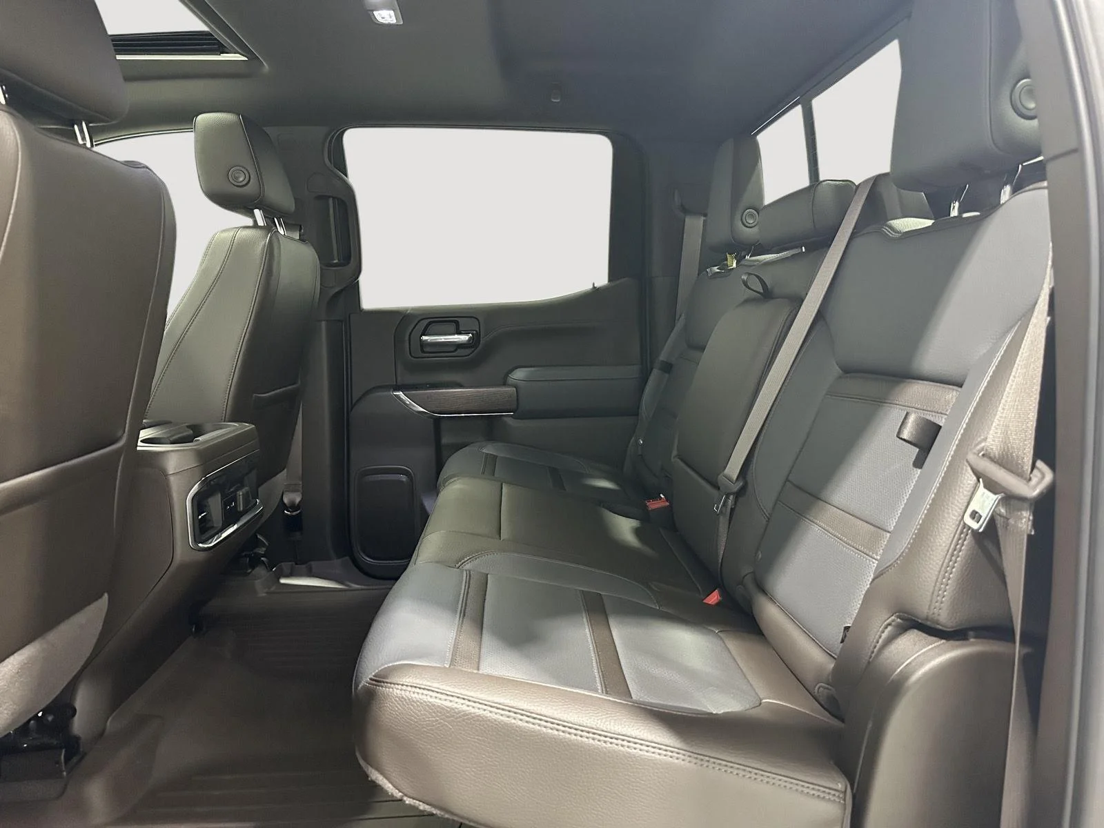 Used 2022 WHITE FROST TRICOAT GMC Denali image 24