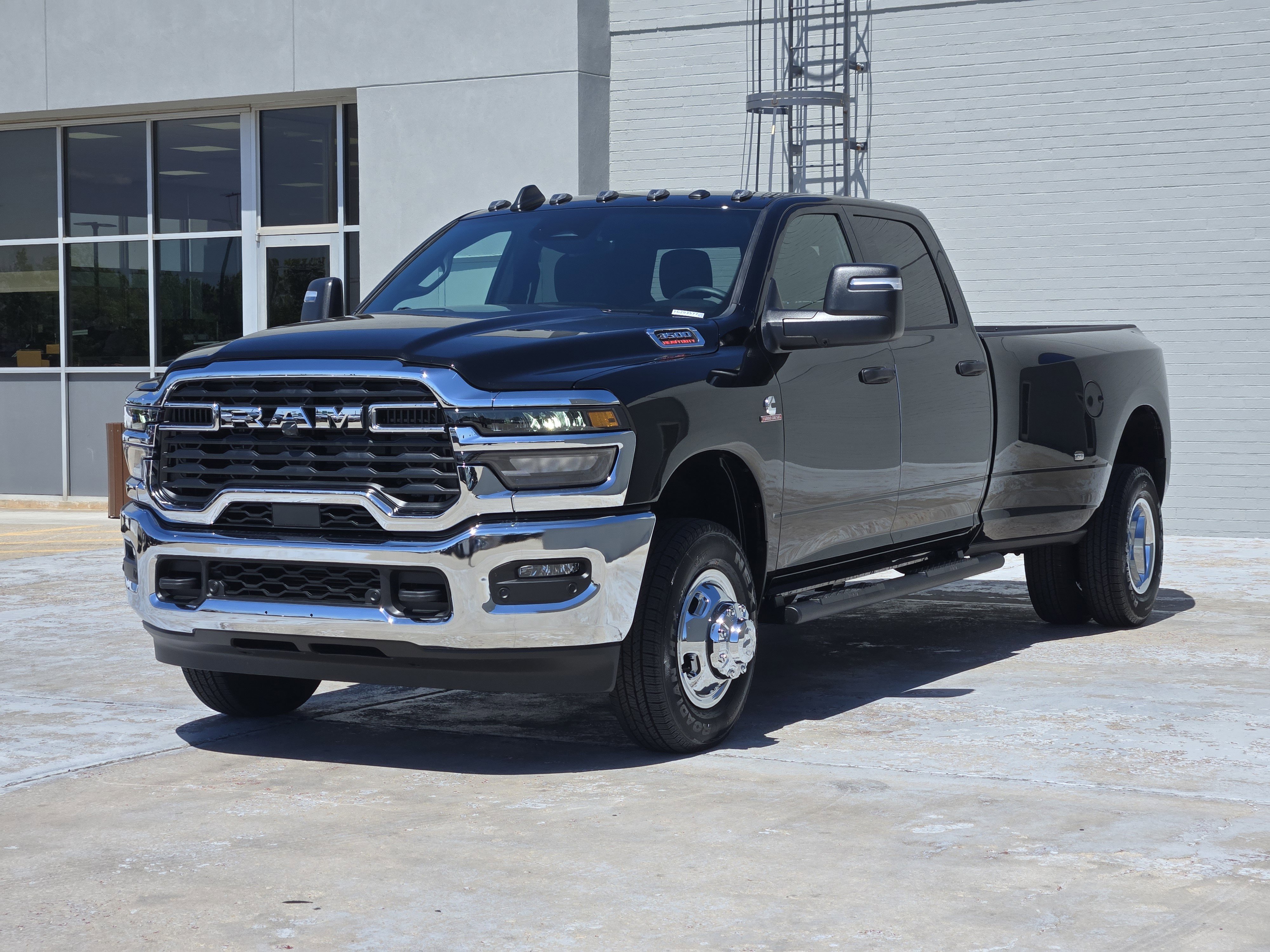 New 2026 Diamond Black Crystal Pearl-Coat Exterior Paint RAM Tradesman image 2