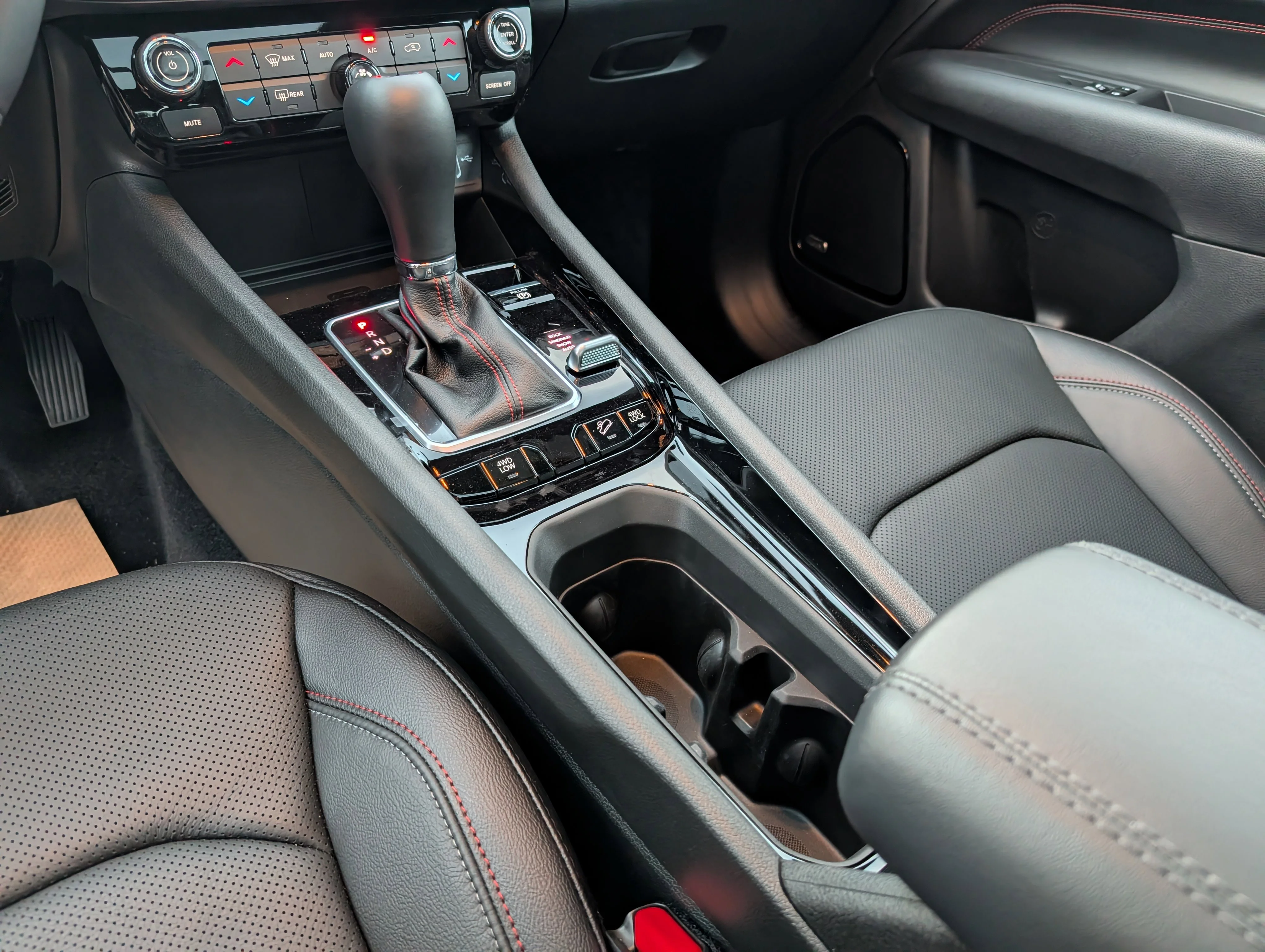 New 2025 Diamond Black Crystal Pearl Jeep Trailhawk Elite image 30