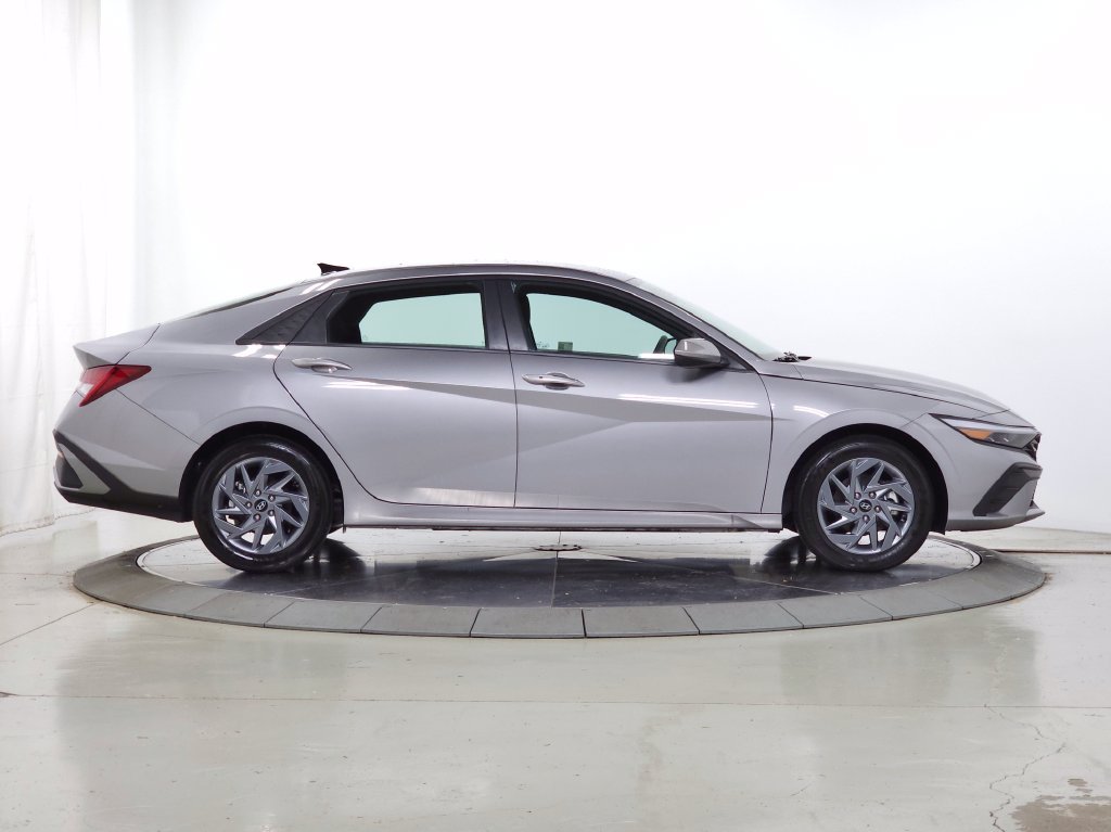 Certified Used 2025 Fluid Metal Hyundai Blue image 12