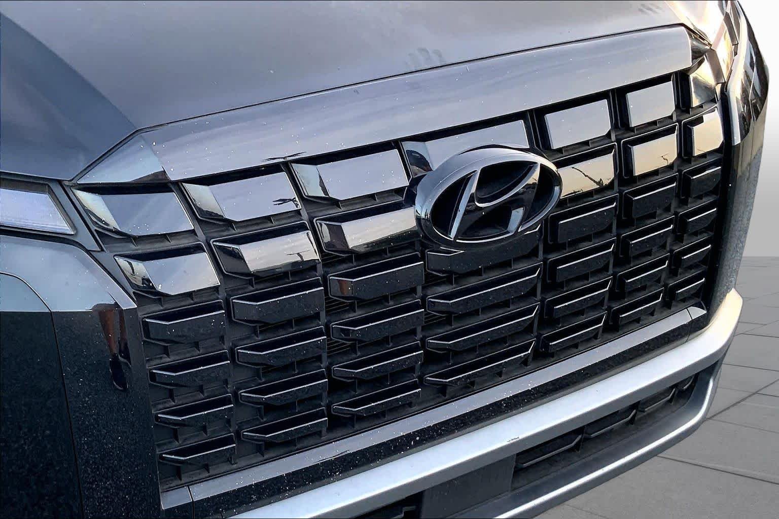Used 2025 Abyss Black Pearl Hyundai SEL image 28