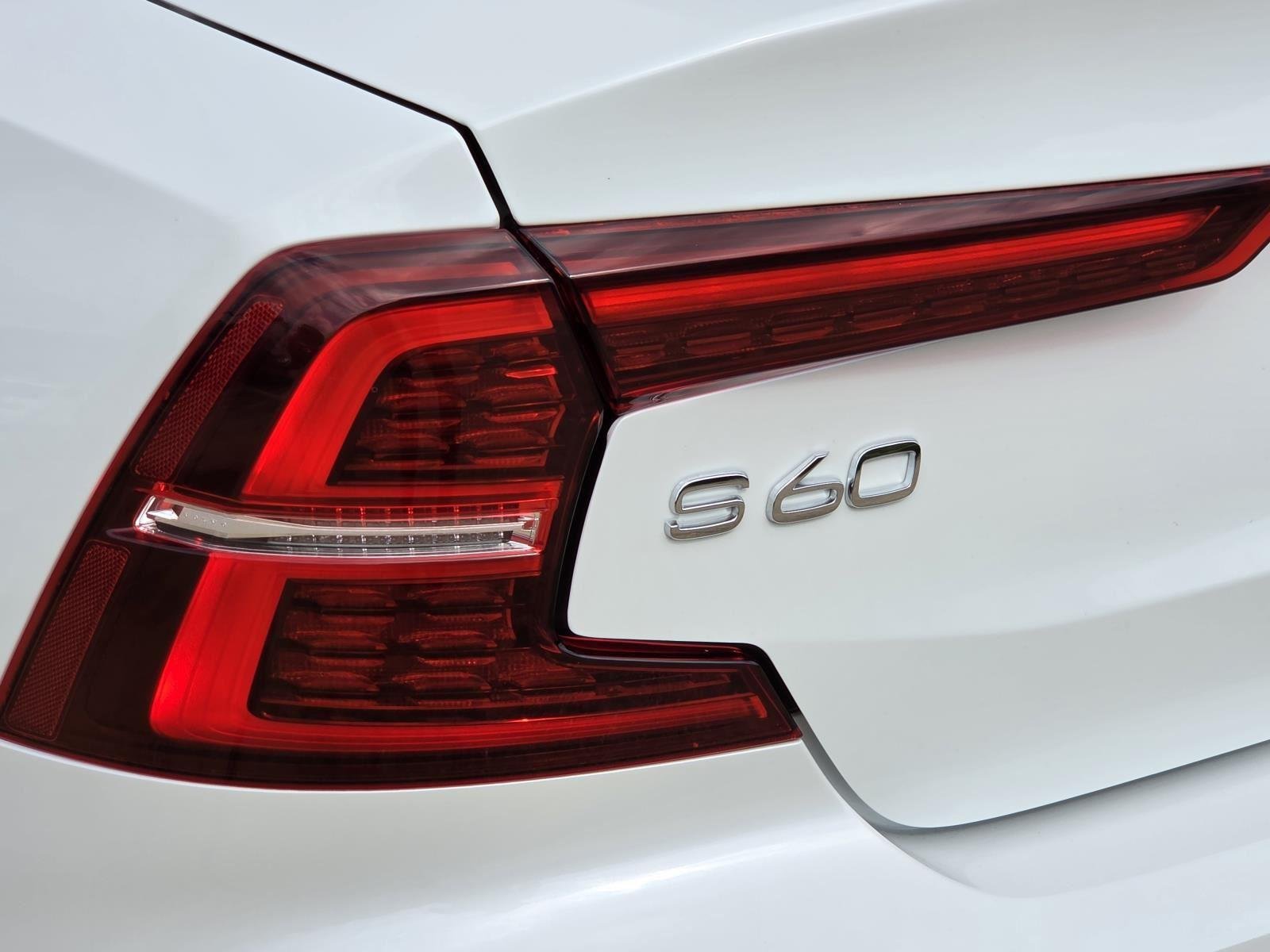 Used 2019 Crystal White Pearl Metallic Volvo Momentum image 9