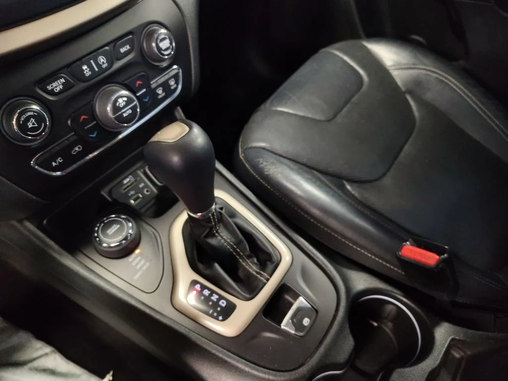 Used 2015 Gray Jeep Limited image 24
