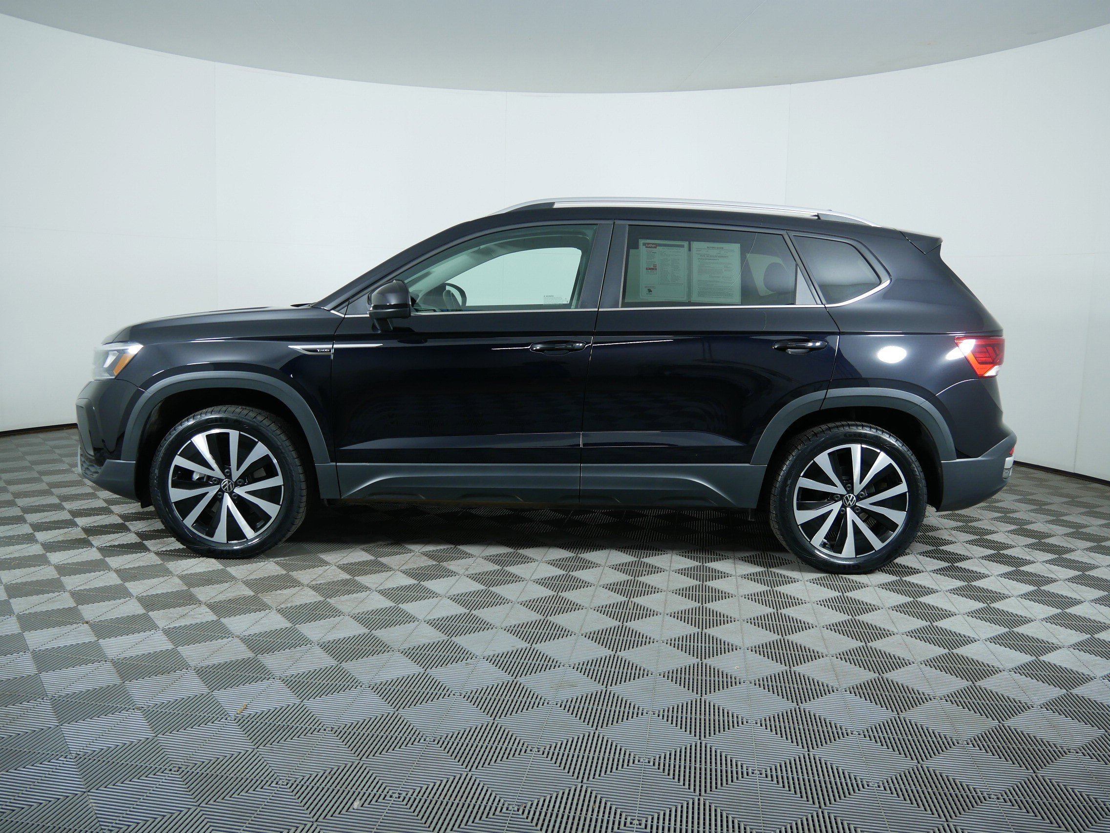 Used 2022 Black Volkswagen SE image 4