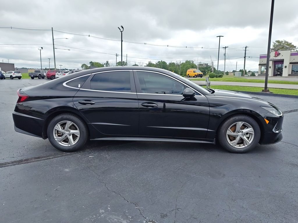 Used 2021 Black Hyundai SE image 6